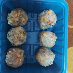 A picture of Nariyal ka ladoo.