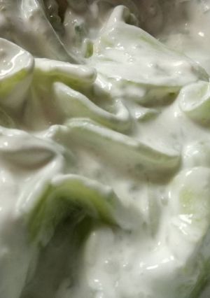 Tejfölös uborka saláta recept fotója