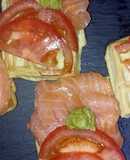 Gofres de tortilla de patatas con salmón y tomate