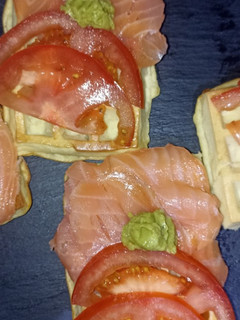Una foto de Gofres de tortilla de patatas con salmón y tomate