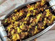 Una foto de rosbif al horno con salsa