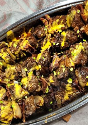 Una foto de 🍢🌶️Brochetas picantes 🌶️🍢 Carne, cebolla y panceta