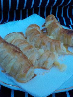 Una foto de Gusanos de hojaldre rellenos de crema