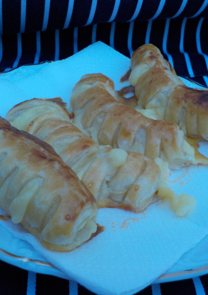 Una foto de Gusanos de hojaldre rellenos de crema