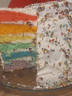 Una foto de Torta helada arcoíris 🌈
