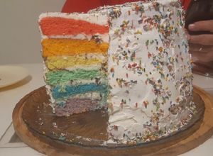 Una foto de Torta helada arcoíris 🌈