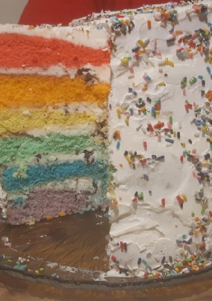 Una foto de Torta helada arcoíris 🌈