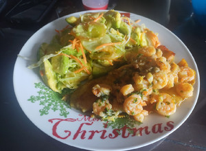 Una foto de Filete de Tilapia con camarones🍤 al ajillo🧄