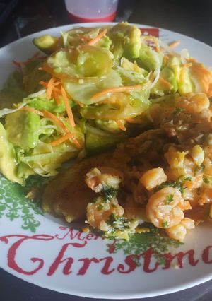 Una foto de Filete de Tilapia con camarones🍤 al ajillo🧄