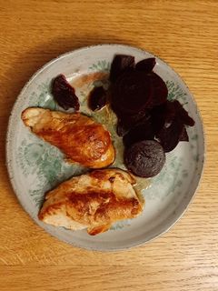 Una foto de Filetes de pollo con remolacha