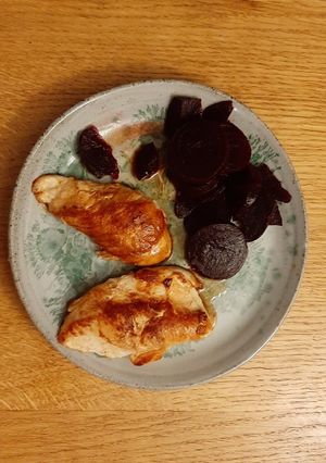 Una foto de Filetes de pollo con remolacha