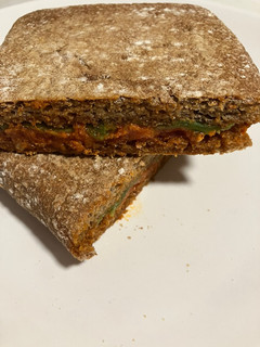 Una foto de Cena rápida y sabrosa! Chapata integral con queso de pesto y sobrasada