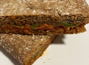Foto principal de Cena rápida y sabrosa! Chapata integral con queso de pesto y sobrasada
