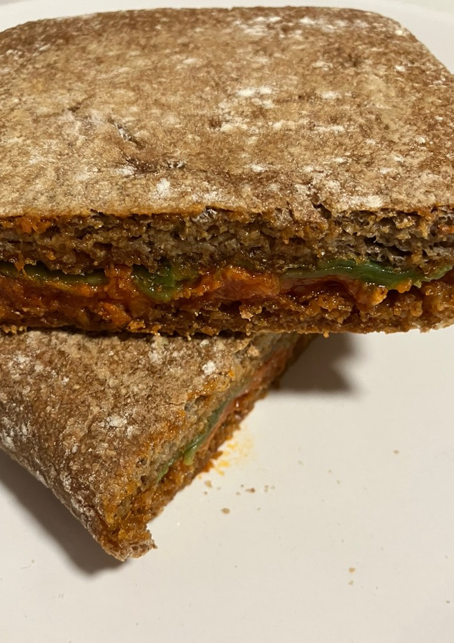 Una foto de Cena rápida y sabrosa! Chapata integral con queso de pesto y sobrasada