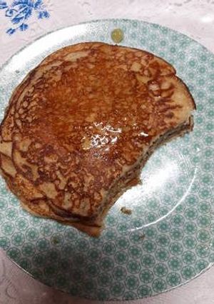 Una foto de Hot cakes de banana y harina integral