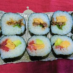 A picture of Raw tuna and Sweet soysauce Maki-sushi.