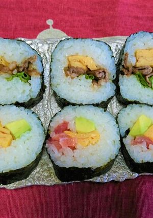 A picture of Raw tuna and Sweet soysauce Maki-sushi.