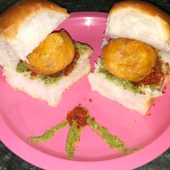 A picture of Wada pav.