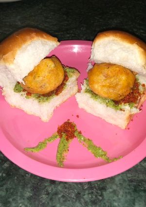 A picture of Wada pav.