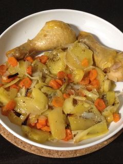 Una foto de Jamoncitos de pollo con patata, puerros y zanahoria al horno