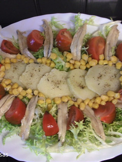 Una foto de Ensalada de tomates raf acompañados de boquerones en vinagre