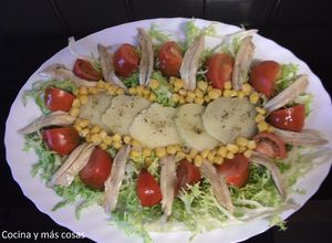 Una foto de Ensalada de tomates raf acompañados de boquerones en vinagre