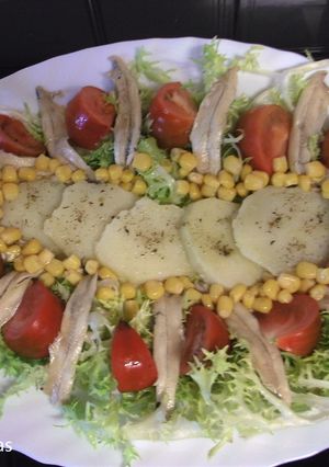 Una foto de Ensalada de tomates raf acompañados de boquerones en vinagre