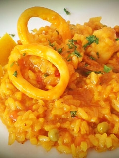 Una foto de Paella de calamares