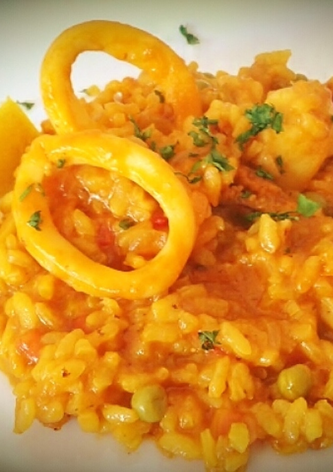 Una foto de Paella de calamares
