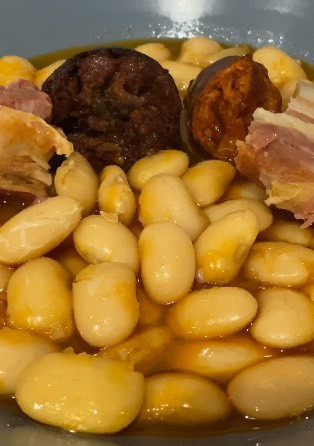 Una foto de Fabada asturiana
