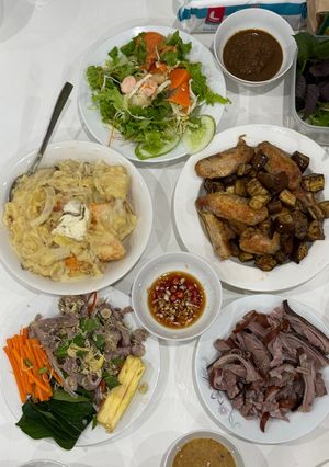Hình của món Cơm nhà với cá hồi sốt kem hành tây khoai tây nấm đùi gà, cánh gà khúc giữa cà tím bỏ lò nướng.