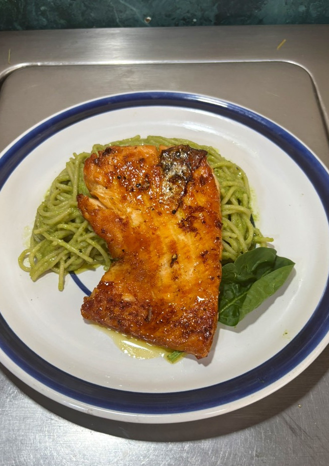 Una foto de *Delicia de Aguacate y Espagueti con Salmón a la Naranja*