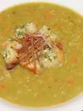 Sopa de arvejas verdes partidas con jamón serrano