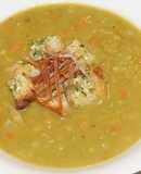Sopa de arvejas verdes partidas con jamón serrano