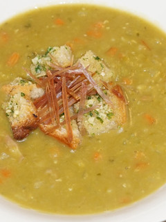 Una foto de Sopa de arvejas verdes partidas con jamón serrano