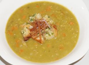 Una foto de Sopa de arvejas verdes partidas con jamón serrano