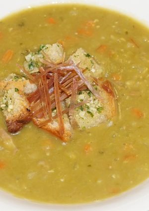 Una foto de Sopa de arvejas verdes partidas con jamón serrano