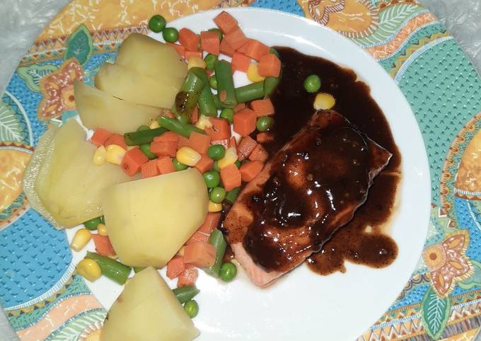 Salmon steak blackpepper sauce