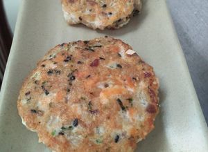 Hình của món Bánh cơm cá hồi rong biển.