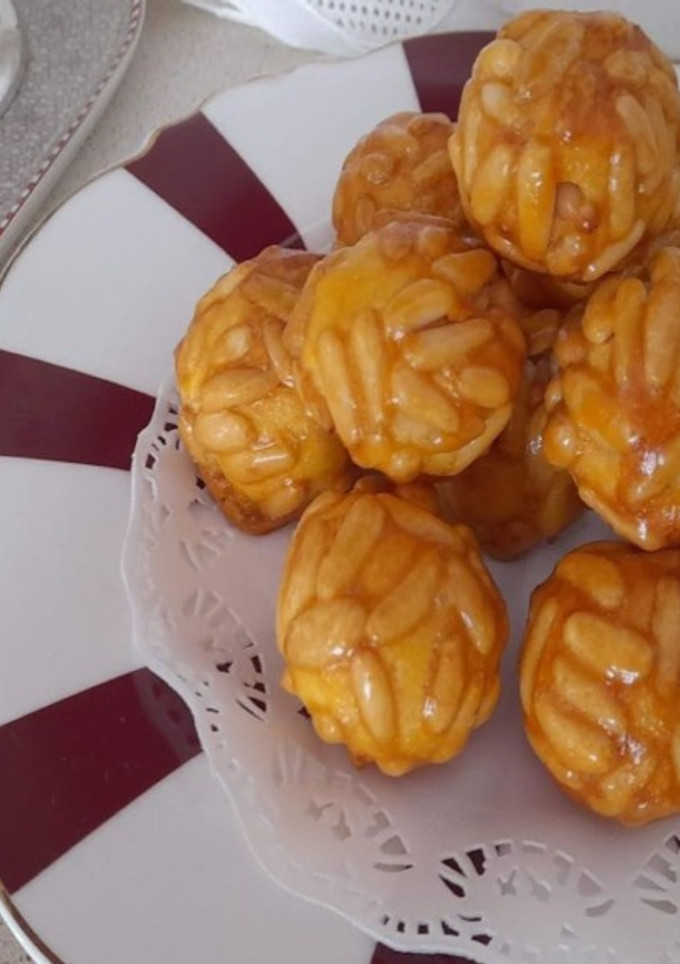 Una foto de Panellets de piñones o empiñonados