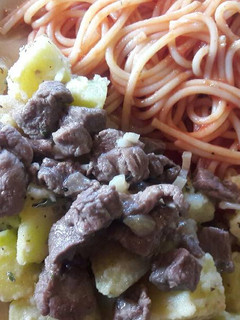Una foto de Spaghetti con papas a la mantequilla & carne