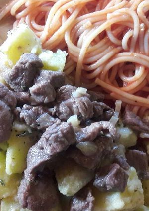 Una foto de Spaghetti con papas a la mantequilla & carne