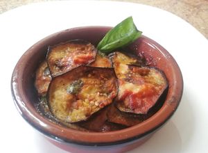 Foto di Parmigiana di Melanzane con Mozzarella nel Tegame di Terracotta