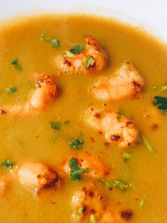 Una foto de Crema de langostino y guisante