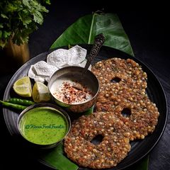 A picture of Sabudana Thalipeeth with Chutney.