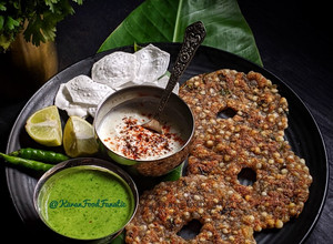 A picture of Sabudana Thalipeeth with Chutney.