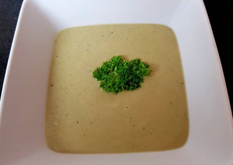 Step-by-Step Guide to Prepare My Broccoli + Stilton Soup with Chicken. 😚