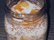 Una foto de avena con leche y chia