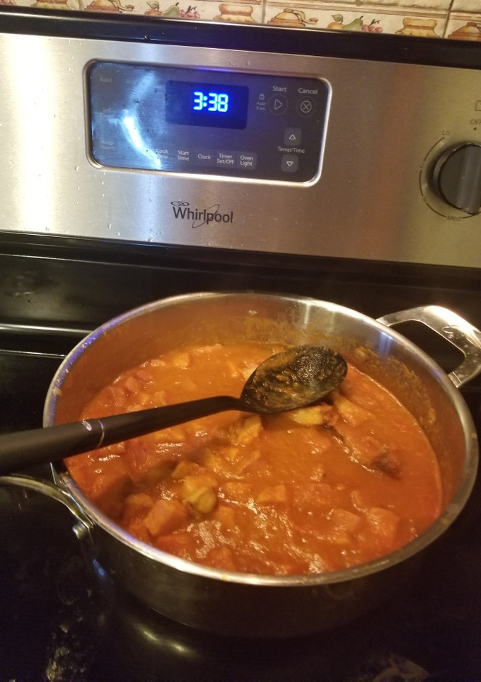 Una foto de Chuletas ahumadas en pedazos en salsa de jitomate picosa