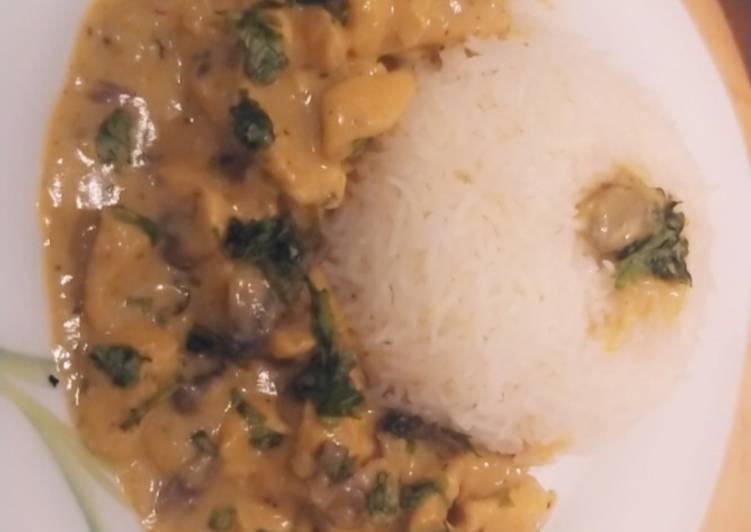 استراجانوف دجاج بالكريمة والفطر